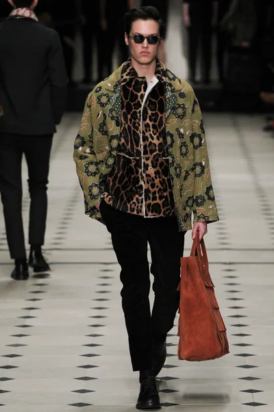 Look 17